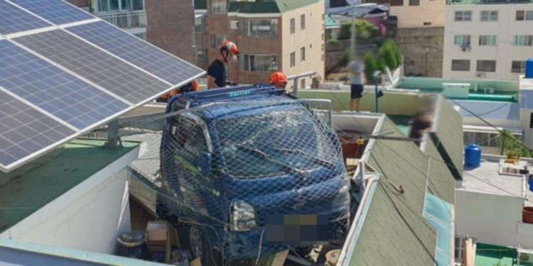 무면허 음주운전 50대男, 차량 5대 들이받고 빌라 옥상으로 추락