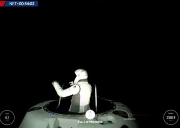 사상 처음으로 우주에 ‘둥둥’…억만장자 지구 귀환