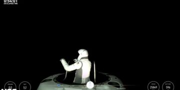 사상 처음으로 우주에 ‘둥둥’…억만장자 지구 귀환