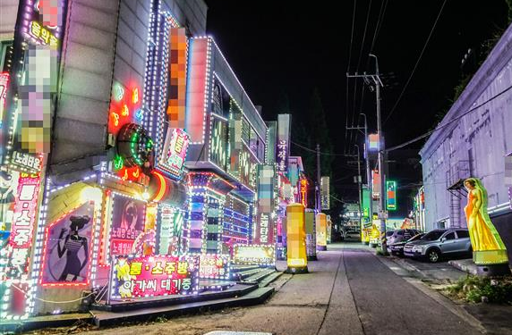 “2차는 룸살롱 가시죠”…법카로 유흥업소에 ‘펑펑’ 쓴 돈이 무려