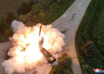 北, 단거리탄도미사일 도발…고농축우라늄 시설 공개 닷새만