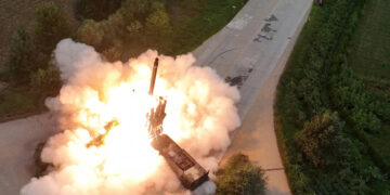 北, 단거리탄도미사일 도발…고농축우라늄 시설 공개 닷새만