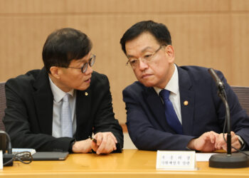 한은, 새달 금리 인하 가능성 커져… 집값·가계빚이 속도의 변수