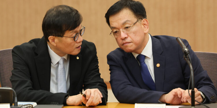 한은, 새달 금리 인하 가능성 커져… 집값·가계빚이 속도의 변수