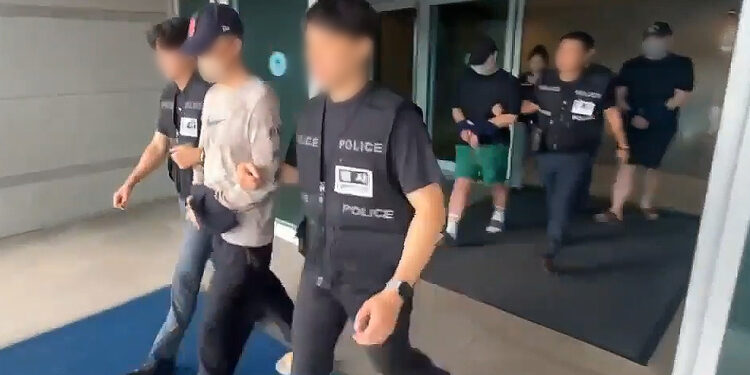 모바일 청첩장·택배 문자 누르니 악성코드…베트남 거점 100억 스미싱 조직 소탕