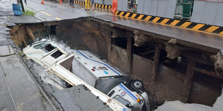 부산서 대형 싱크홀 발생… 트럭 2대 빠져