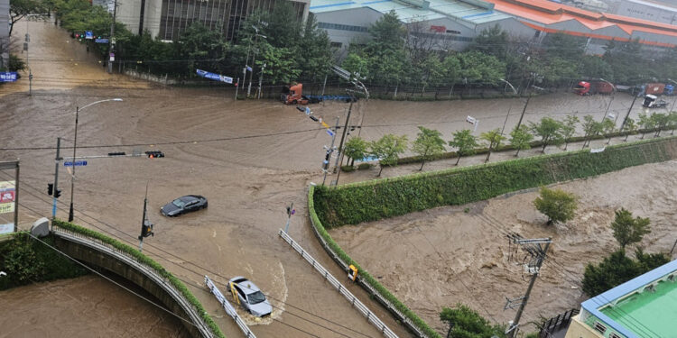 한덕수 “홍수 우려 지역에 공무원 상시 배치… 행정력 총동원하라”
