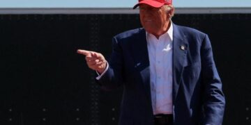 2차 TV토론 무산된 해리스, ‘여심’ 구애하는 트럼프…잡음 많은 트럼프, 박빙 우세 언제까지