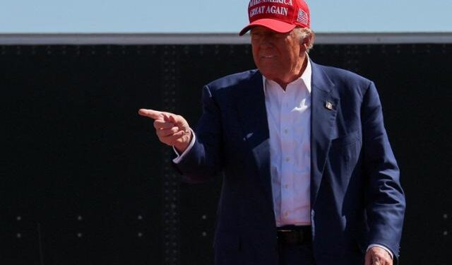 2차 TV토론 무산된 해리스, ‘여심’ 구애하는 트럼프…잡음 많은 트럼프, 박빙 우세 언제까지