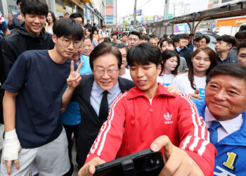 “텃밭서 이재명 밀어야지” “조국이 바람 일으켰제”… 영광의 혈투