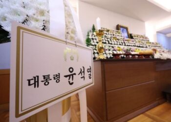 정진석, 장기표 빈소 찾아 尹 애도 전해…김건희 여사는 생전 문병