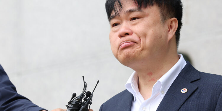 “임현택 의협 회장 불신임 77%↑” 의협 설문… 탄핵안 발의 겨우 피해