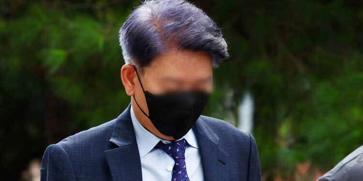 ‘회장 친인척 부당대출’ 주도 우리은행 전 본부장 구속