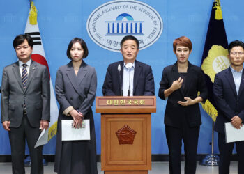 국회서 열린 ‘탄핵의 밤’ 후폭풍…“반헌법적” “법 따른 정당한 행사”