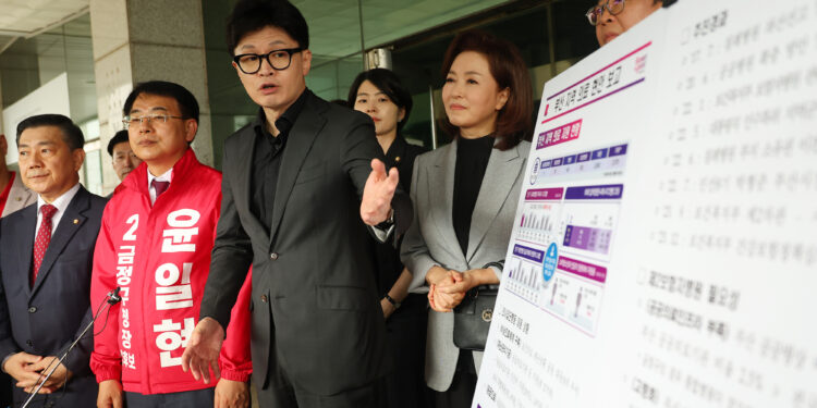 투톱 갈등설에 ‘친한 vs 비한’ 두 쪽 난 與… 특검법 재표결이 뇌관