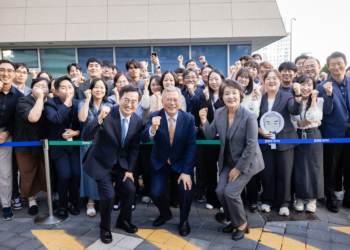 문재인 전 대통령 부부, 경기도청 ‘깜짝 방문’ 왜