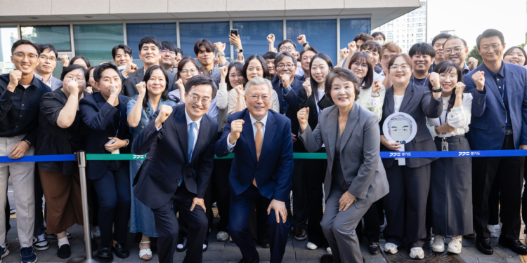 문재인 전 대통령 부부, 경기도청 ‘깜짝 방문’ 왜
