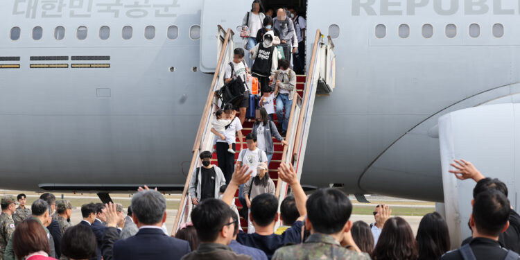 레바논 체류 국민 등 97명 軍수송기로 귀환…서울공항 도착 [포토]