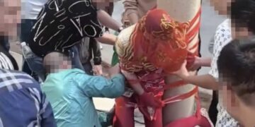 “살려달라” 비명에도 낄낄…전봇대에 묶인 신부, 범인은 신랑 친구들이었다