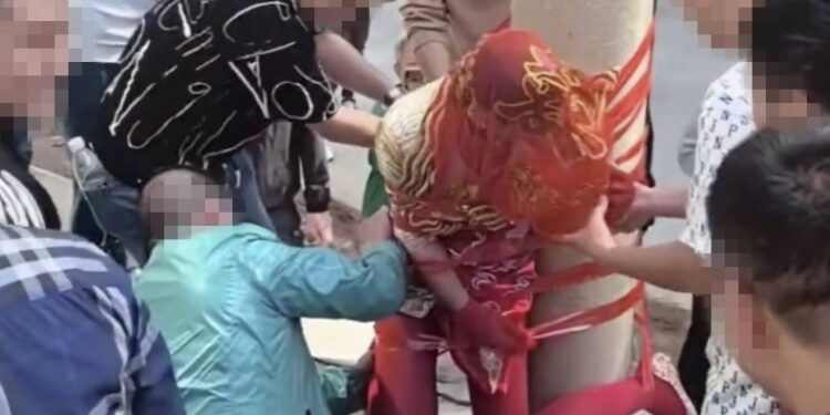 “살려달라” 비명에도 낄낄…전봇대에 묶인 신부, 범인은 신랑 친구들이었다