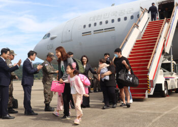 ‘출국 강력 권고’ 2개월 만에 軍수송기로 레바논서 대피