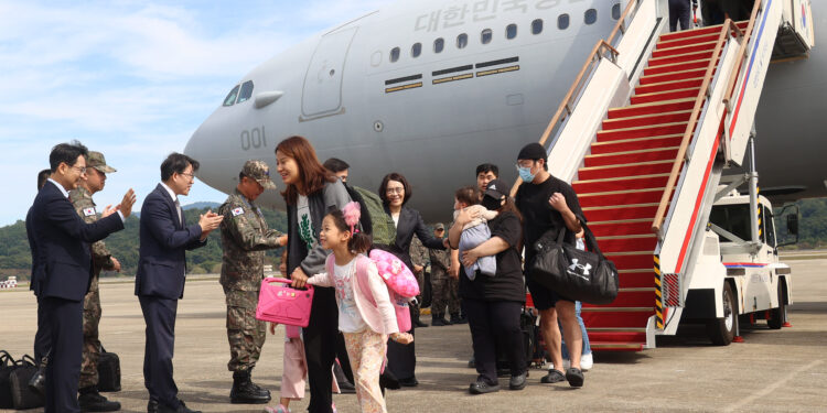 ‘출국 강력 권고’ 2개월 만에 軍수송기로 레바논서 대피