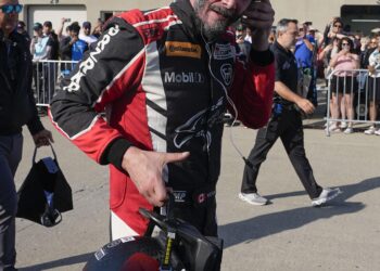 환갑 키아누 리브스가 해냈다…美레이싱대회 예선 통과 질주