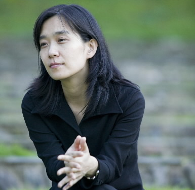 “번역 없이 노벨문학상 수상작 읽다니 감격”…박수와 찬사 보낸 시민들