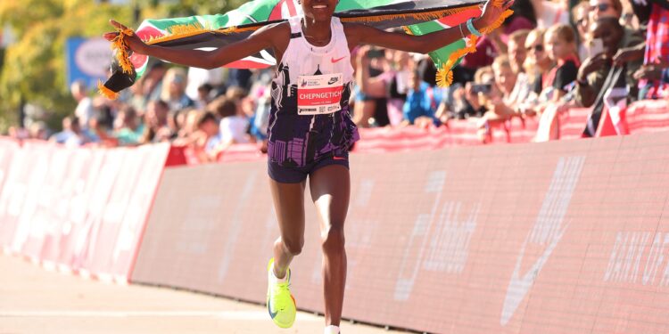 케냐 체픈게티, 女마라톤 ‘2시간 10분’ 마의 벽 깼다