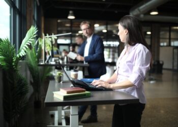 허리 아플까봐 서서 일했는데… “스탠딩데스크, 건강에 안 좋을 수도”