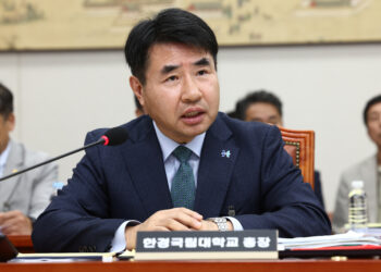 “여대생들 노래방 불러 男 옆자리에…” 국립대 총장 15년전 비위 파문