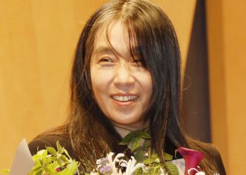 노벨상 한강, 상금만 20억·‘100만부 돌파’ 인세까지…출판사도 ‘행복한 비명’