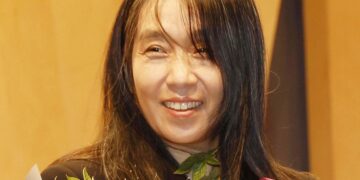 노벨상 한강, 상금만 20억·‘100만부 돌파’ 인세까지…출판사도 ‘행복한 비명’