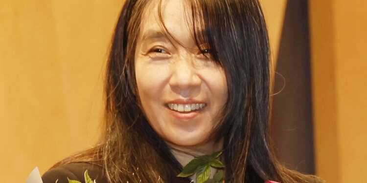 노벨상 한강, 상금만 20억·‘100만부 돌파’ 인세까지…출판사도 ‘행복한 비명’