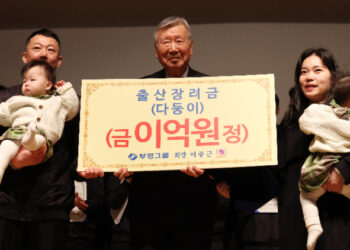 애 낳은 직원들에 ‘70억’ 쏜 회장님…“75세는 돼야 노인”