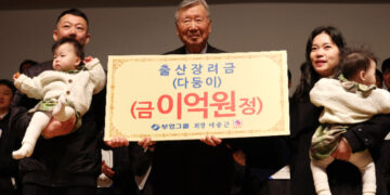 애 낳은 직원들에 ‘70억’ 쏜 회장님…“75세는 돼야 노인”