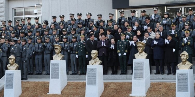 “‘이전 논란’ 홍범도 흉상, 육사 내 존치하지만 위치는 옮길 듯”