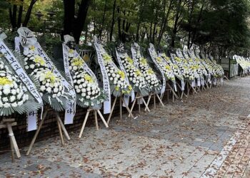 ‘모래 학폭’에 분노한 분당 엄마들…학교 앞 뒤덮은 근조 화환