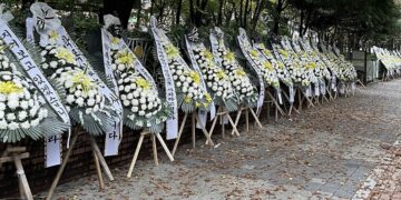 ‘모래 학폭’에 분노한 분당 엄마들…학교 앞 뒤덮은 근조 화환