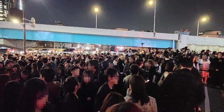 한밤 성수동 프라다 행사… 거대 인파로 결국 조기 마감