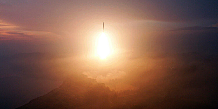 北, 美대선 직전 ‘ICBM 도발’
한미, 9년 만에 ‘비핵화’ 삭제