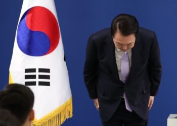 尹 “저와 아내 처신 올바르지 못해 사과”