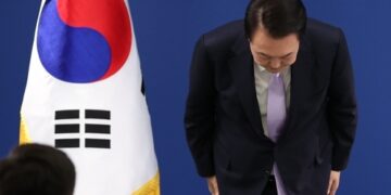 尹 “저와 아내 처신 올바르지 못해 사과”