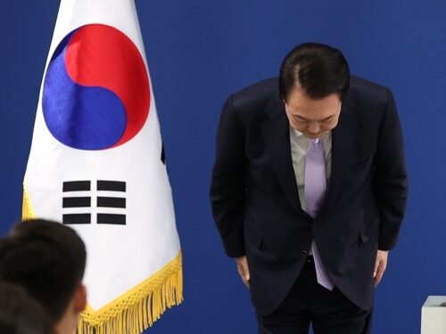 尹 “저와 아내 처신 올바르지 못해 사과”