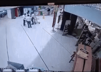 쇼핑하는데 날벼락…2층서 갑자기 추락한 자동차, 무슨 일(영상)