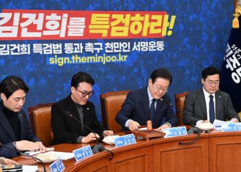 [단독] 특검 시위 방어 나선 민주…14일 ‘수사기관 압박 법안’ 당론 발의