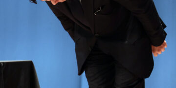 최윤범 “이사회 의장직 내려놓을 것”