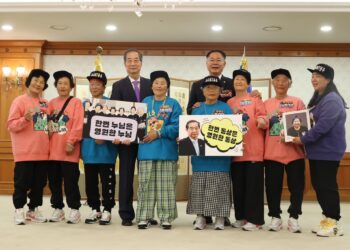 칠곡 ‘할매 래퍼’ 서울 나들이…韓총리 “누님들이 용기 줬다”