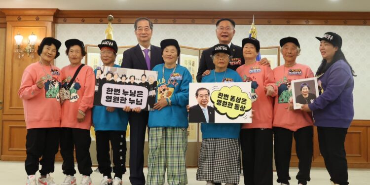 칠곡 ‘할매 래퍼’ 서울 나들이…韓총리 “누님들이 용기 줬다”