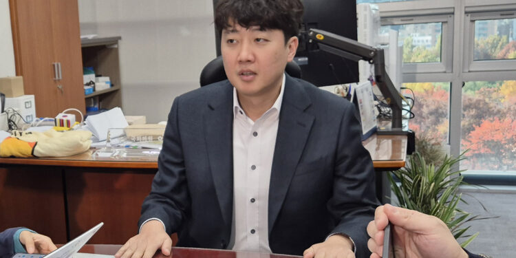 새 국면 맞는 공천 개입 의혹…이준석 “尹, 역정 내며 얘기한 건 이례적”